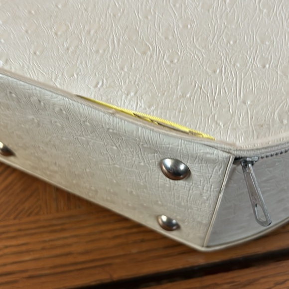 Vintage 60’s Round Train Case - Picture 8 of 14